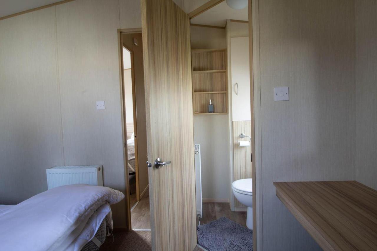 6 Berth Caravan For Hire With Wifi At Seawick Holiday Park In Essex Ref 27025Hv Clacton-on-Sea Exterior photo