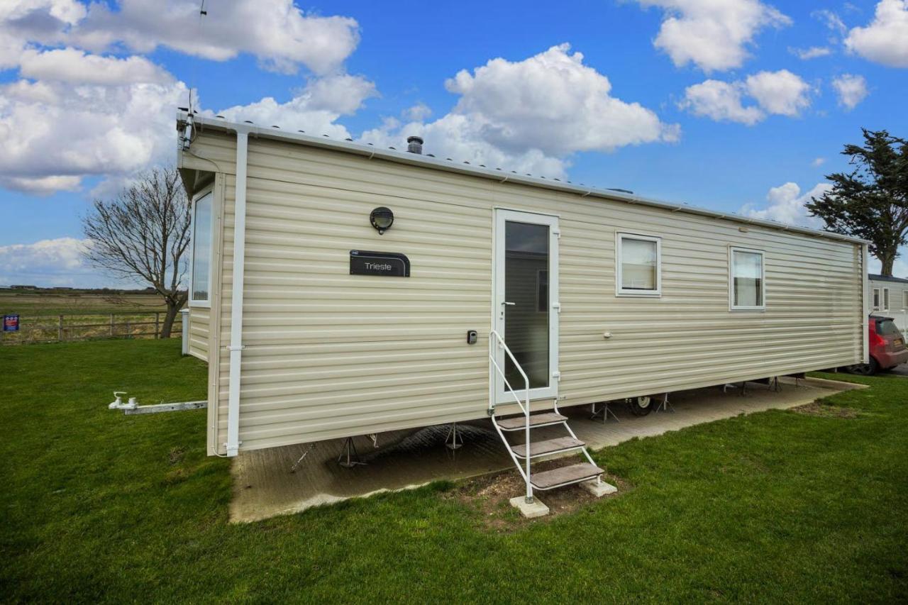 6 Berth Caravan For Hire With Wifi At Seawick Holiday Park In Essex Ref 27025Hv Clacton-on-Sea Exterior photo