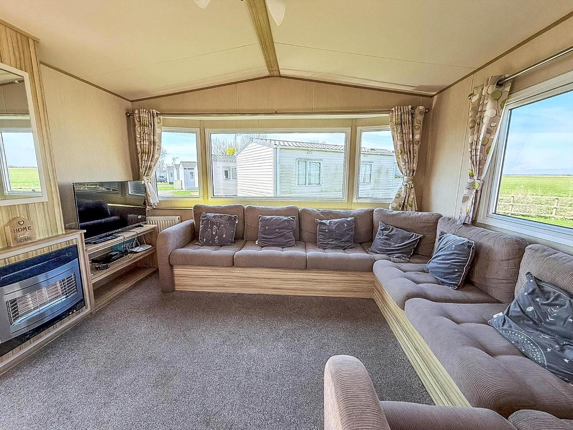 6 Berth Caravan For Hire With Wifi At Seawick Holiday Park In Essex Ref 27025Hv Clacton-on-Sea Exterior photo